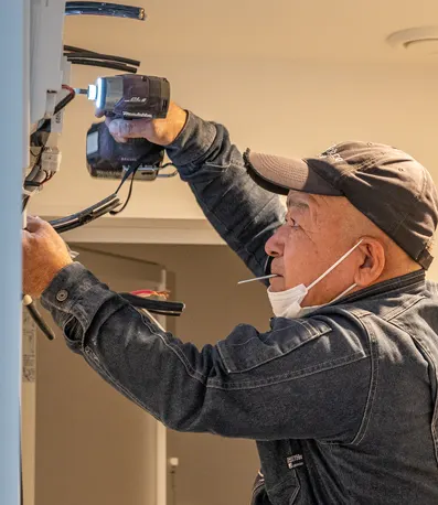 配電盤の施工中