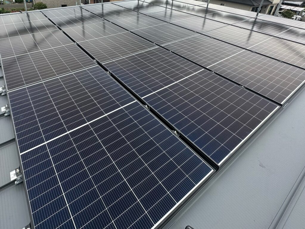 和歌山県西牟婁郡上富田町M様邸にてカナディアンソーラー製太陽光パネルを設置させていただきました